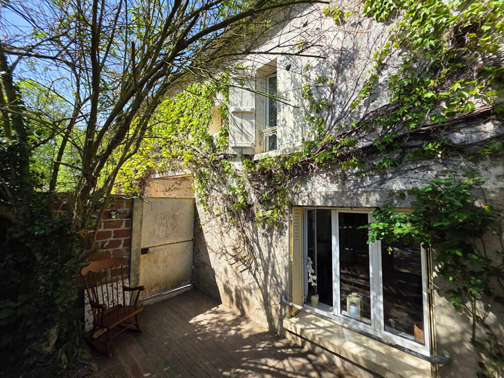 Maison de caractère 3 chambres avec grand garage et foyer ouvert - Terrain clos et arboré