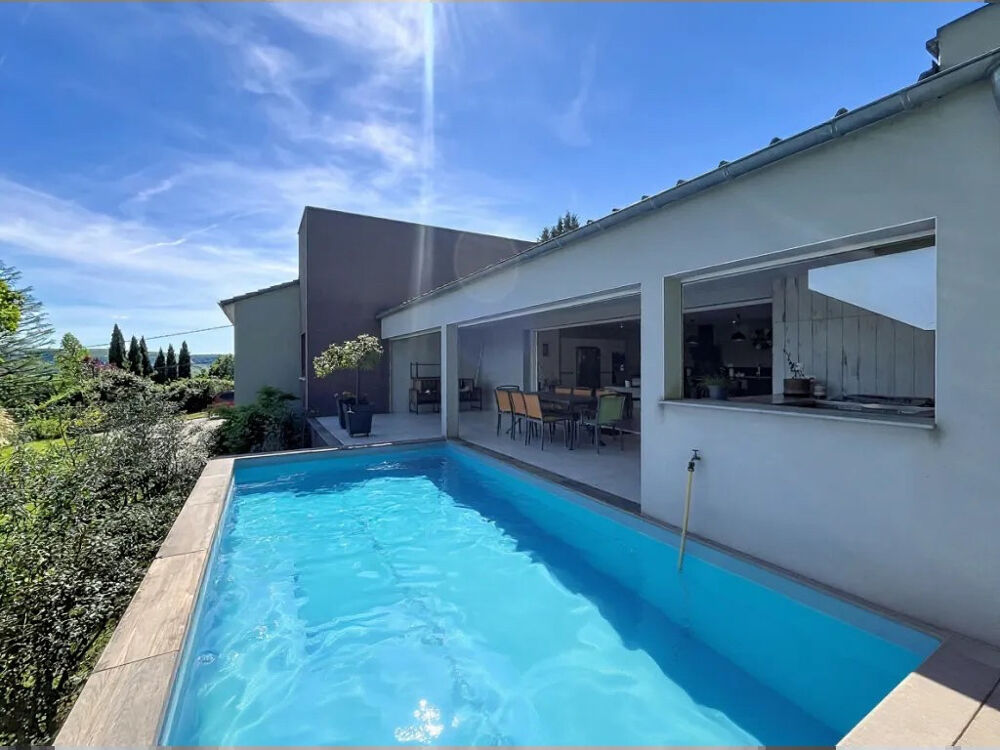 Villa contemporaine avec piscine.