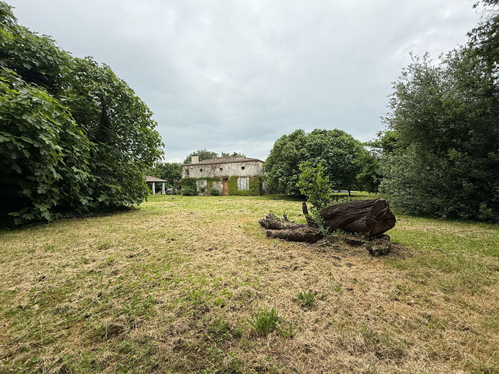 MAISON DE PAYS SUR PARC AVEC PISCINE