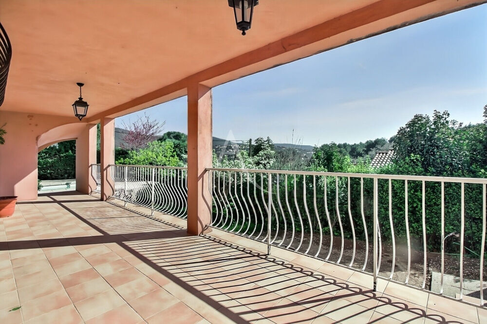A pied des plages et magnifique vue dégagée ! Maison deux appartements LE PRADET !
