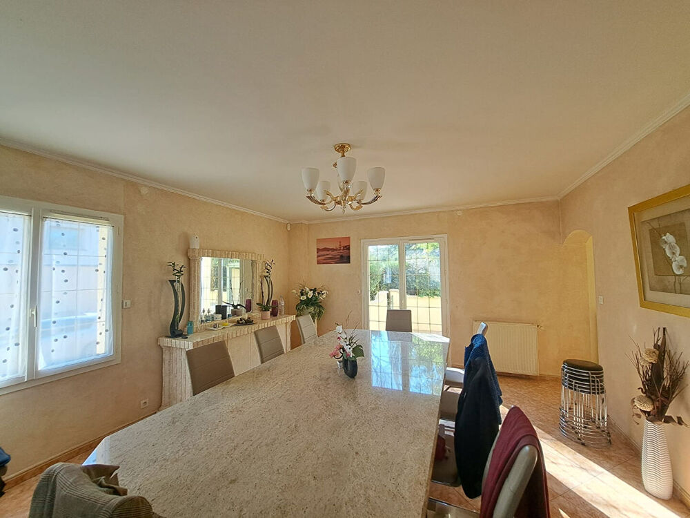 Vente Maison Belle demeure de 342m�  avec piscine int�rieur, sous-sol total dans le village de FAVRIEUX Favrieux