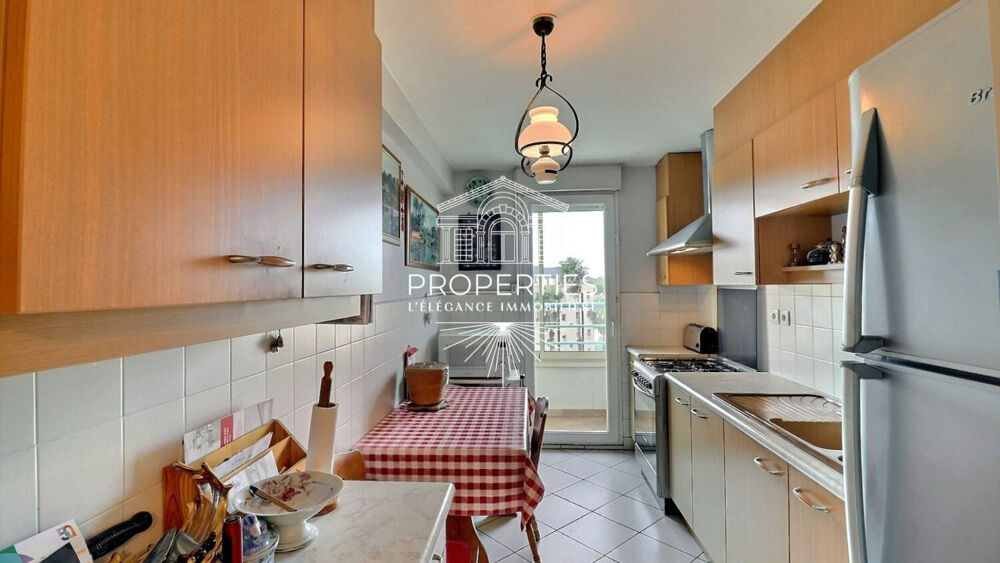 Vente Appartement HYERES - QUARTIER GARE - 3 CHAMBRES - DERNIER ETAGE - TERRASSE Hyeres