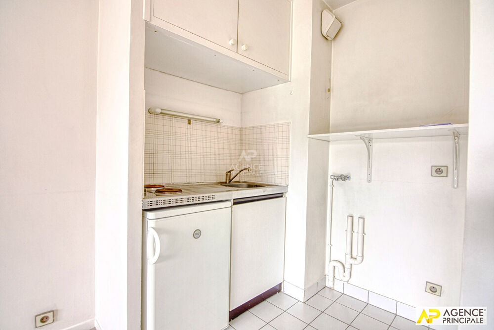 Vente Appartement Versailles Rive-Droite Studio 26 m² situé au 1er étage avec ascenseur et balcon Versailles