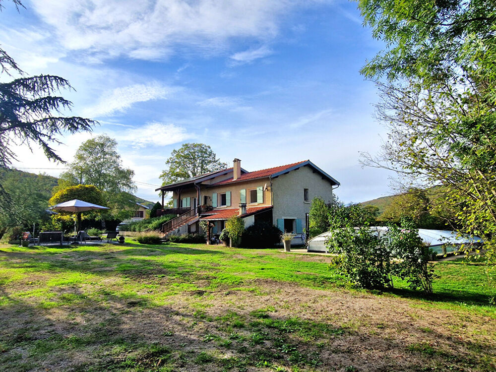 Vente Maison Villa dans village avec commerces , piscine , beau terrain bordé par une rivière Belesta