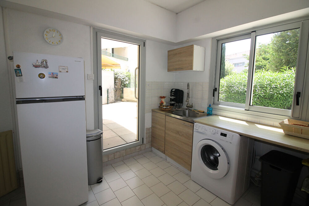 Vente Appartement NIMES CENTRE VILLE Bel appartement P3 de 82m² en rez-de-jardin avec une grande terrasse privative . Garage et cave. Nimes