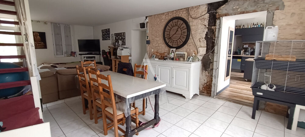 Maison en pierre avec garage et dépendance.