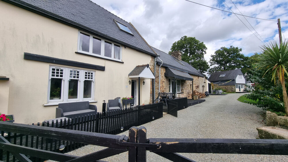 Vente Maison MORBIHAN, Proche Baud, Longère de 3 chambres et deux maisons d'une chambre, piscine hors sol chauffée Saint barthelemy