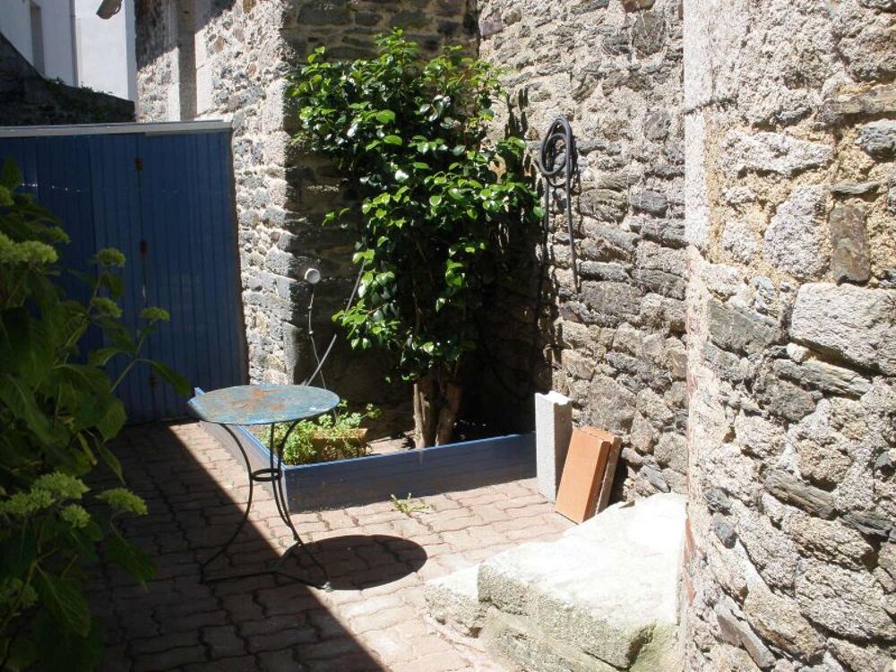 A louer Pontivy Bretagne Morbihan maison de ville de 96 m2 séjour 36 m² 3 chambres cour intérieur petit garage