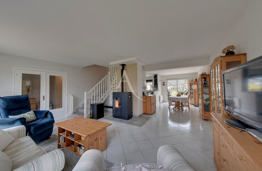 Maison individuelle 7 pièces 165 m² + cave totale sur 1199 m² de terrain
