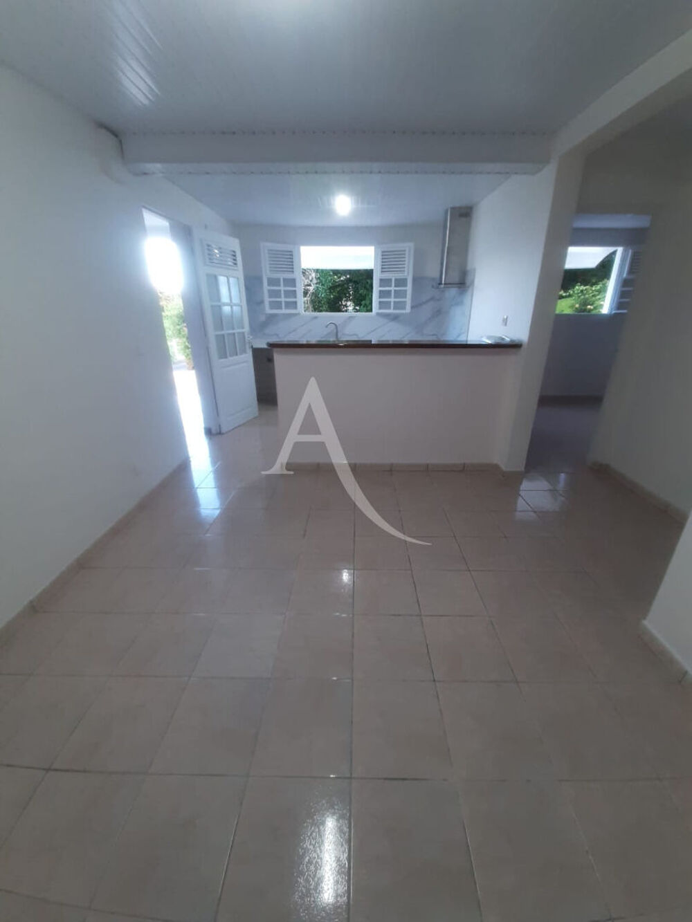 Location Appartement Appartement Le Lamentin 2 pièce(s) 37.13 m2-nu-tout compris (eau +edf+ jardin commun + TEOM)  disponible de suite !!!!!! Le lamentin