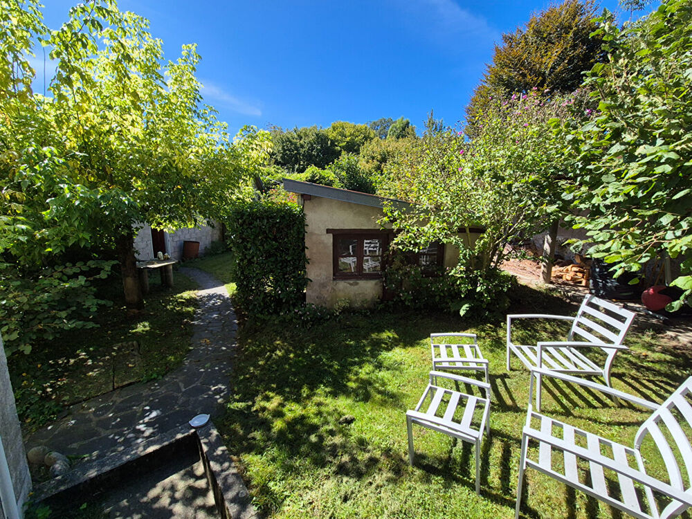 Vente Immeuble CORREZE. ST CIRGUES LA LOUTRE. Propriété en pierre avec 9 chambres, atelier, immense garage double et terrain de 1 419 m². St cirgues la loutre