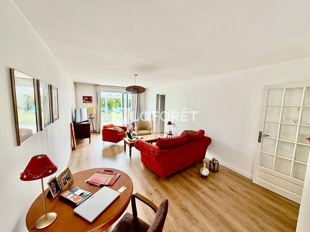 Maison semi-indépendante sur 420 m², 3 chambres, bureau, garage.