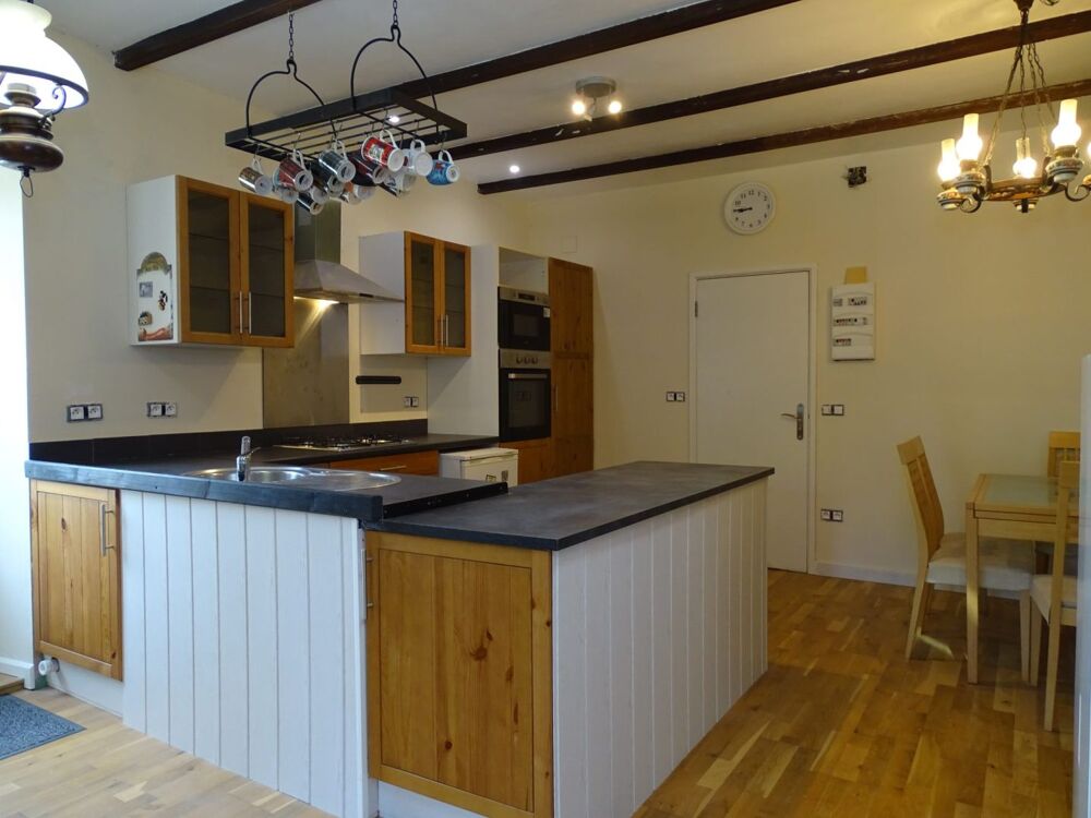 Vente Maison COTES D'ARMOR . Une maison avec 3 chambres pouvant être divisées en 2 appartements, près de Rostrenen, Bonen
