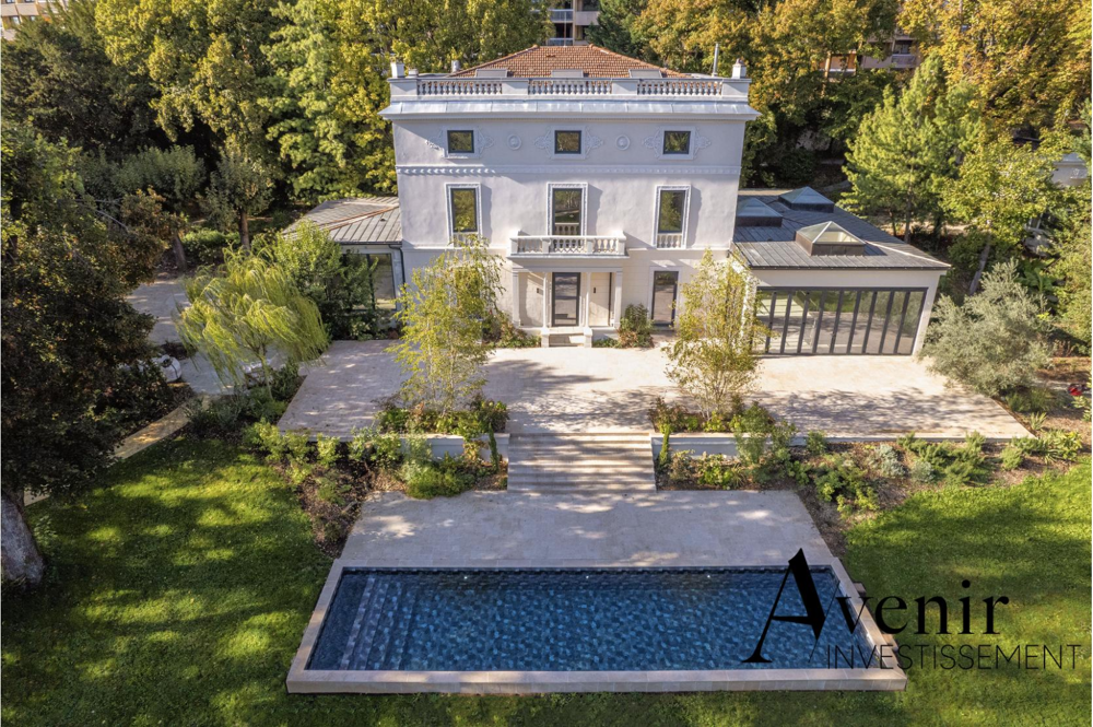 PROPRIETE DE PRESTIGE - 562 M2 - PARC 6640 M2 - PISCINE