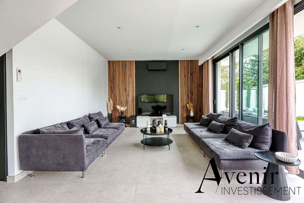Vente Maison Maison Meyzieu 6 pièce(s) 200 m2  avec jardin et piscine Meyzieu