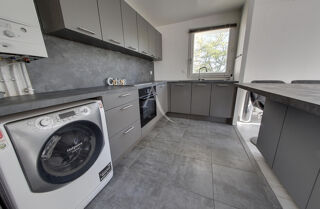  Appartement à louer 4 pièces 77 m²