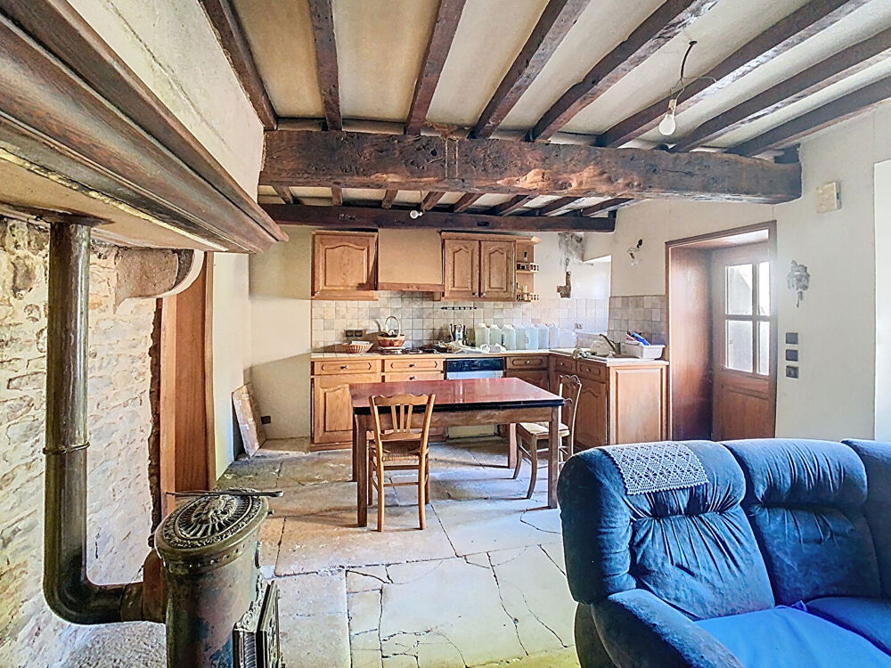 Maison de grande superficie au centre de Saint-Maurice-de-Satonnay
