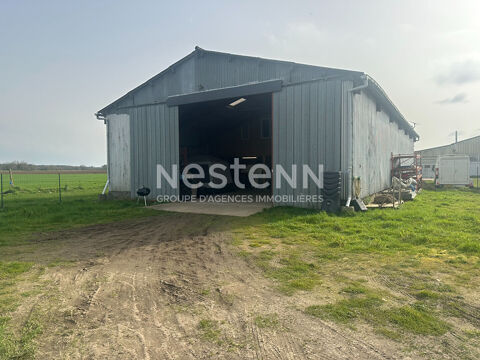 B&acirc;timent 300 m&sup2;, sur 1200 m&sup2; terrain, id&eacute;al stockage. 108150 56220 Caden