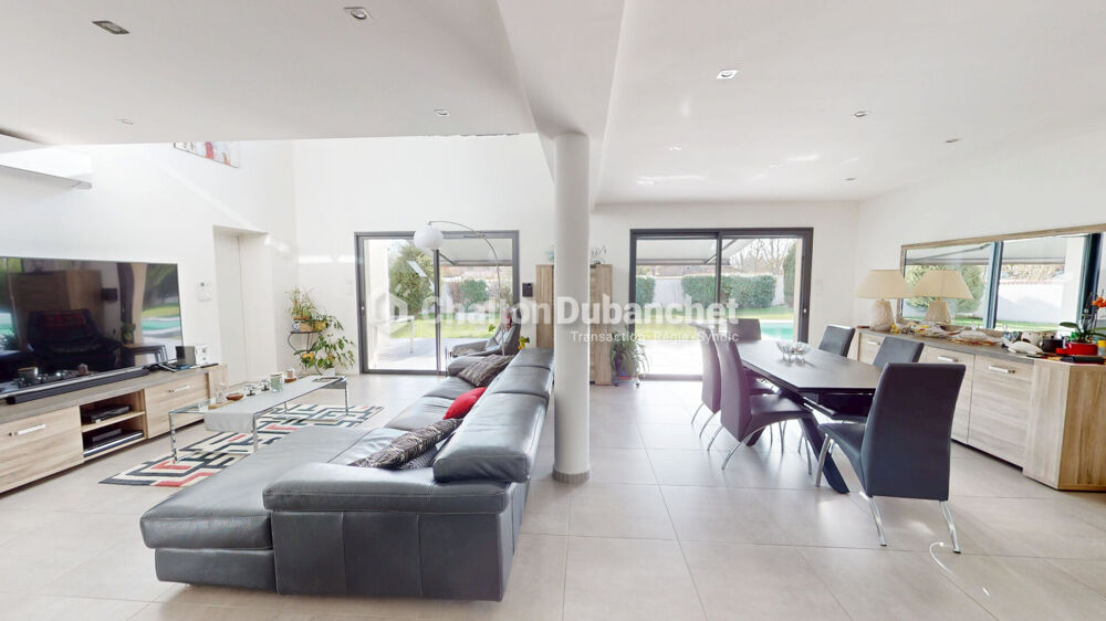 Vente Maison Aux portes de Roanne Superbe Villa contemporaine 8 pièce(s) 200 m2 avec piscine et jacuzzi Saint leger sur roanne