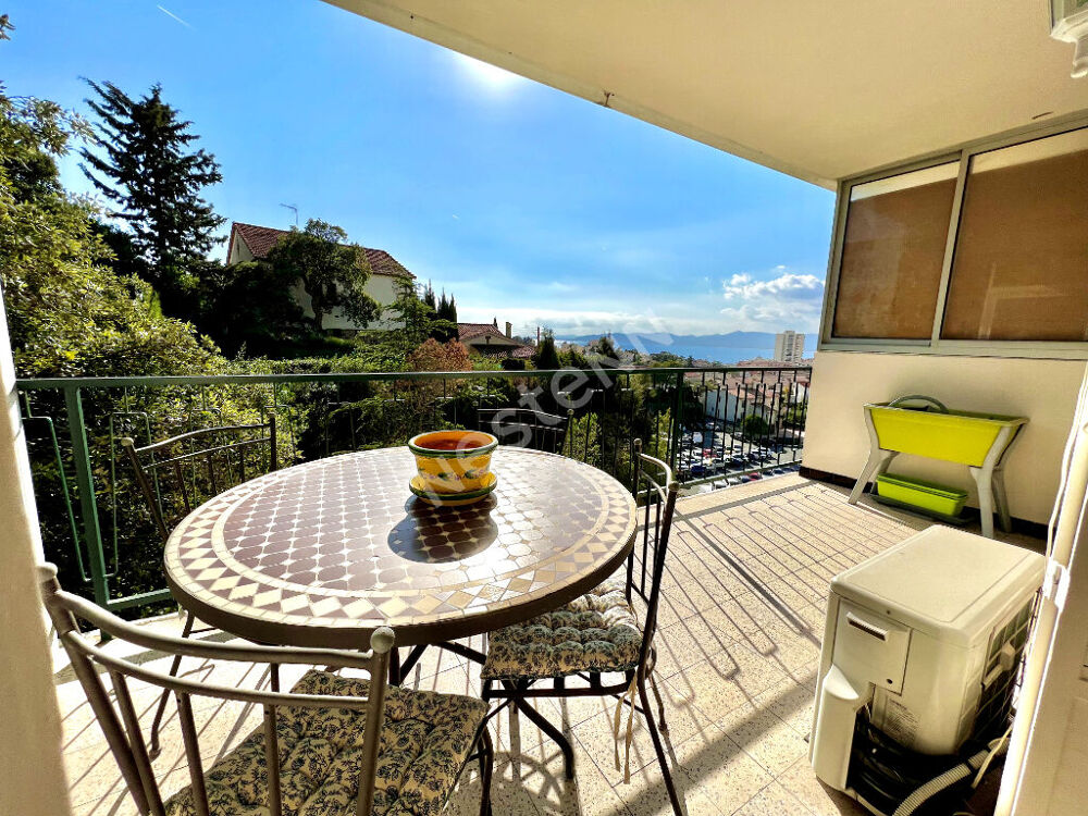 Appartement meublé 3 pièces, 3ème étage sans ascenseur, lumineux, vue mer et ville dégagée, au calme.