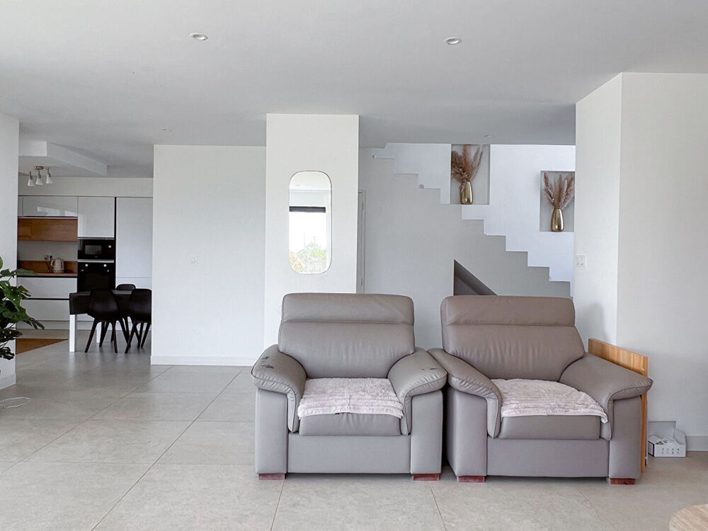 Maison contemporaine 6 pièces à vendre à Sainte Gemmes sur Loire avec une chambre au rez de chaussée