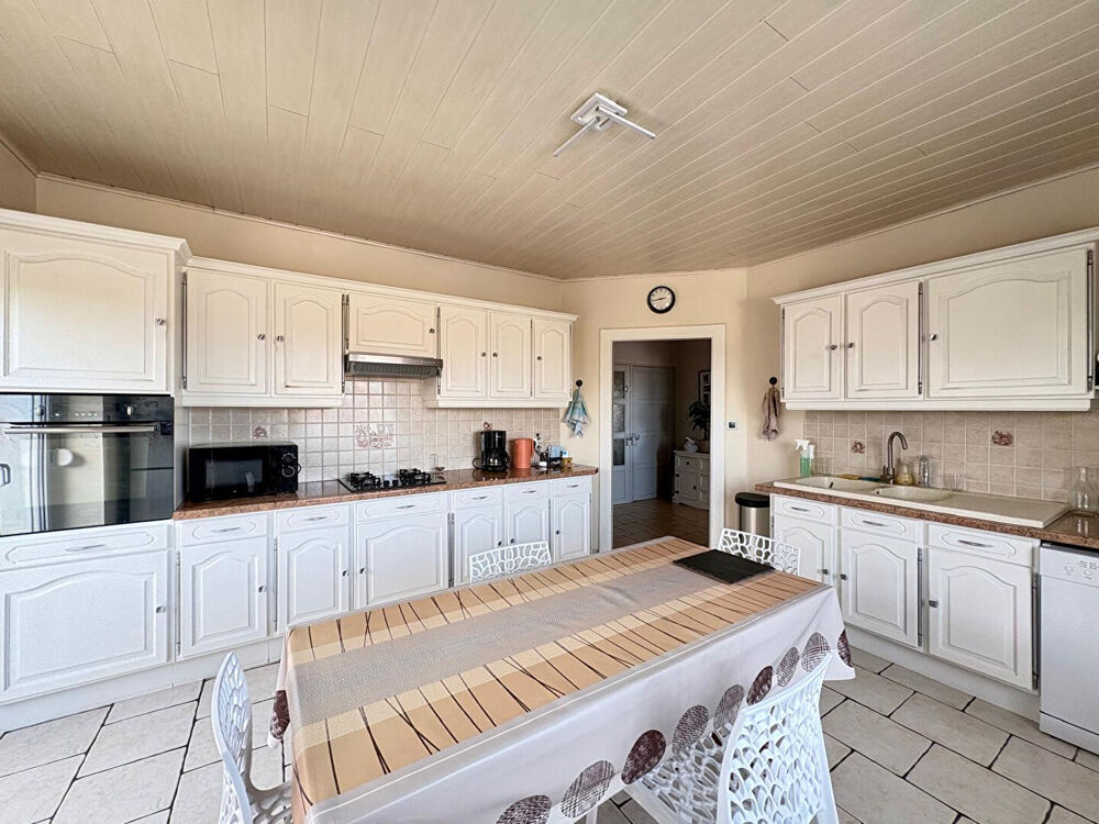 MAISON 8 PIECES SUR TERRAIN DE 8 ARES 299000 EUROS