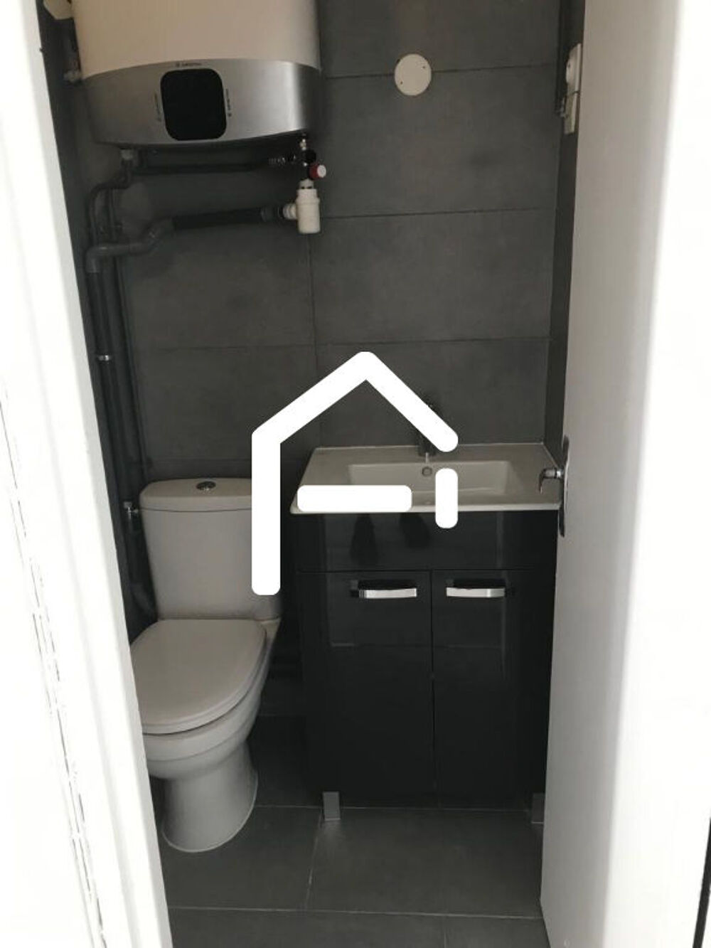 Location Appartement Studio REFAIT A NEUF / Metro Colonel Fabian Paris 19