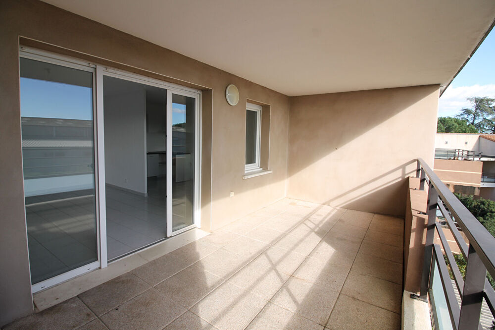 GARONS Proche centre village bel appartement P3 en résidence de 61m² avec terrasse et 2 parking