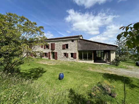   Belle maison en pierre entour�e de bois et prairies de plus de 64 ha Villa - 8 pi�ce(s) - 347 m�