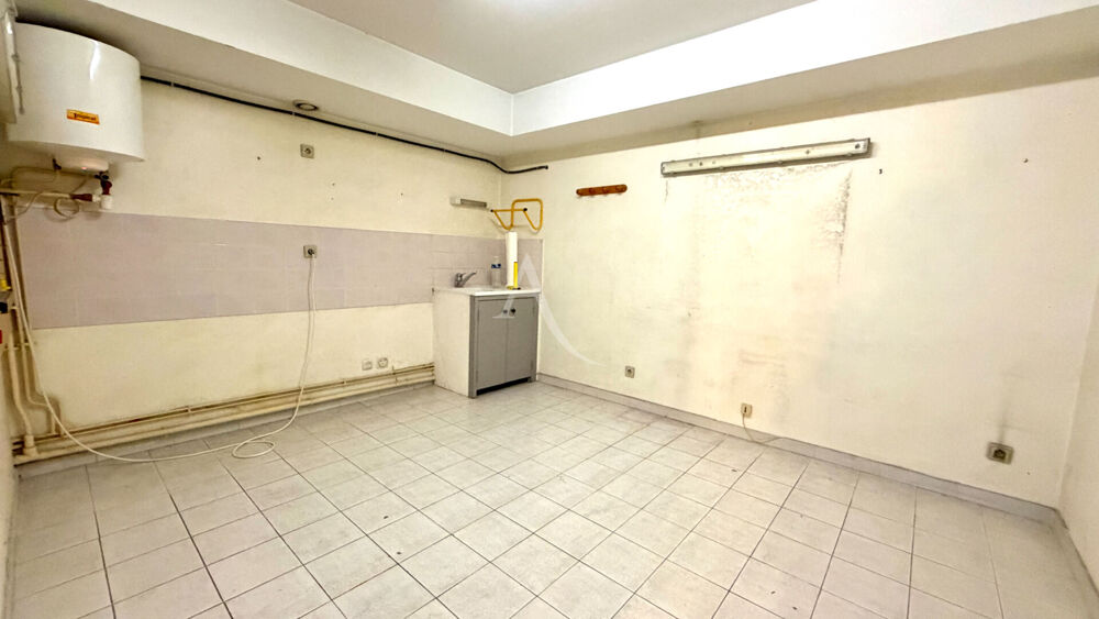   LOCAL COMMERCIAL DE 303.48 M2 AVEC BUREAUX VITRINES PROCHE CENTRE VILLE Manosque