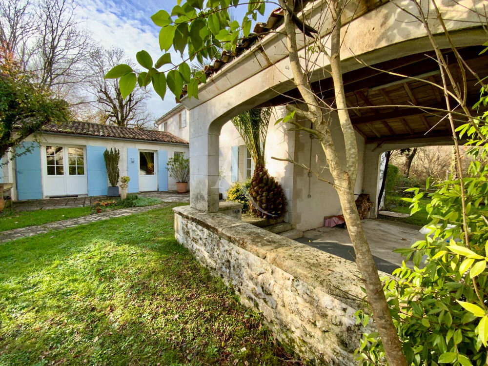 Maison de Ville avec Dépendances et Jardin - Jonzac Centre