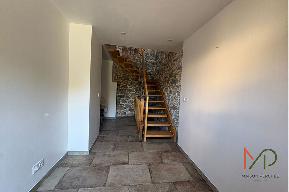 Maison de ville atypique, sur trois niveaux, entièrement rénovée de 71 m²
