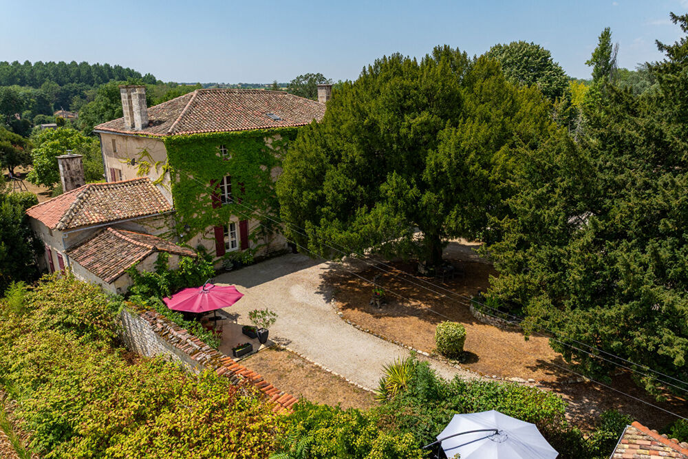 Magnifique Logis avec quatre gîtes de charme, deux piscines, cour intérieure et vaste parc paysager
