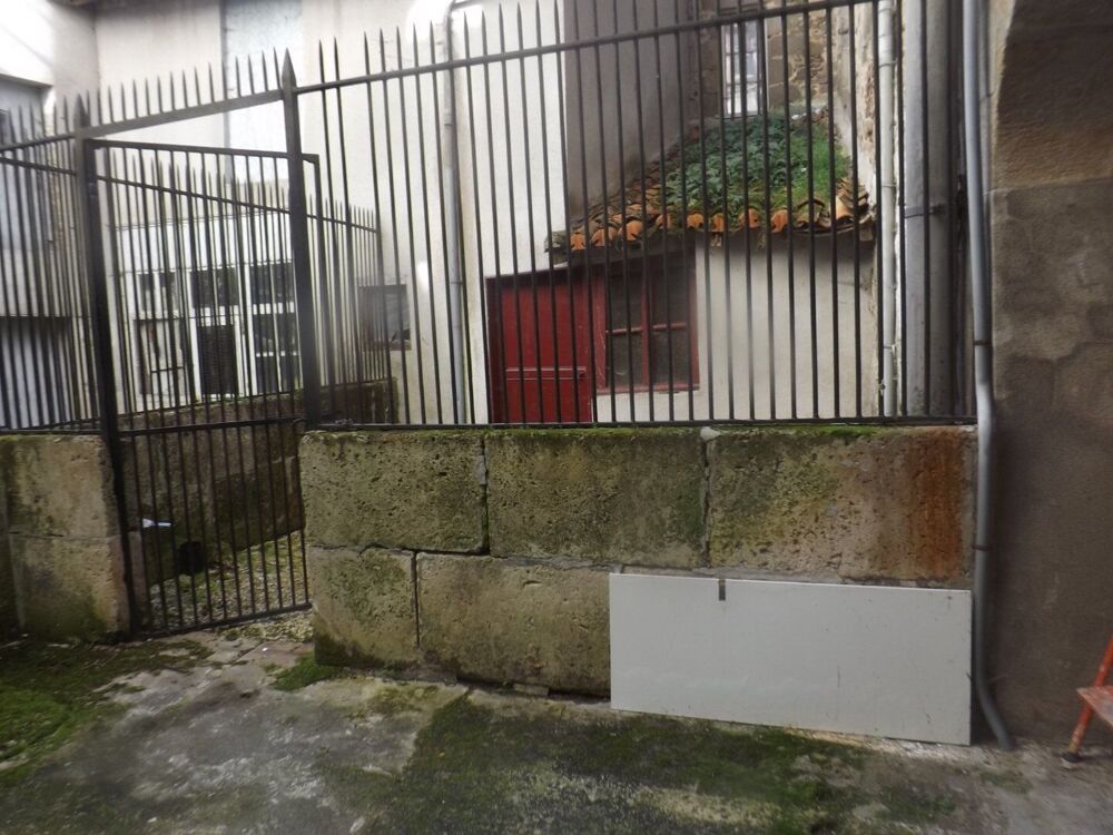 Vente Immeuble Confolens - deux appartements, magasin et cour - Bonne affaire Confolens