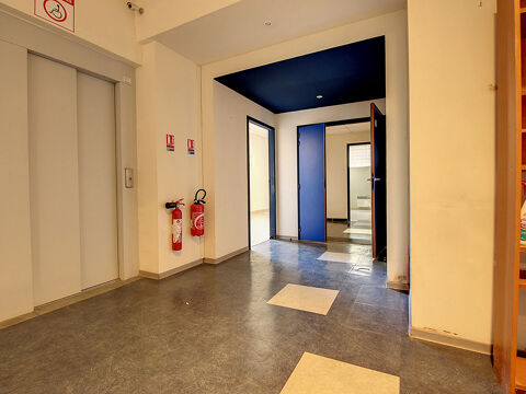   A Vendre, Local Commercial 300m², Parcelle 406m² 
