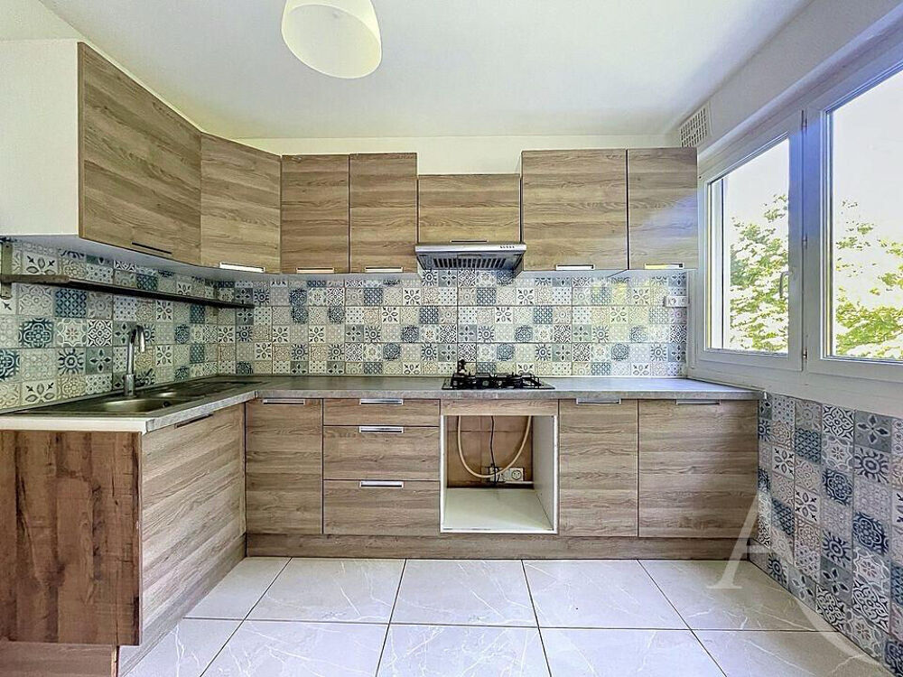 Appartement F4 avec balcon, 3 chambres et DPE C à Aubergenville