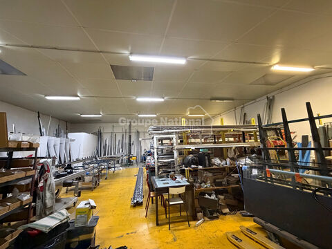   Bernis, local industriel de 283m2  sur 810m2 clos avec parking goudronné 