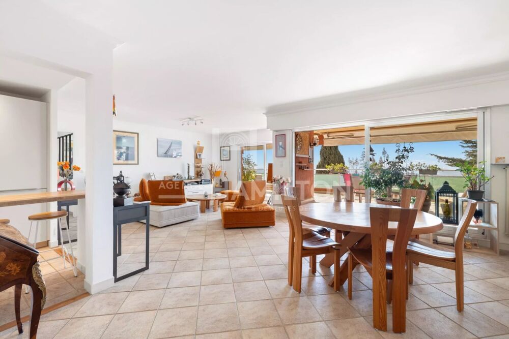 Magnifique appartement de 140 m2, au dernier étage, avec vue pan