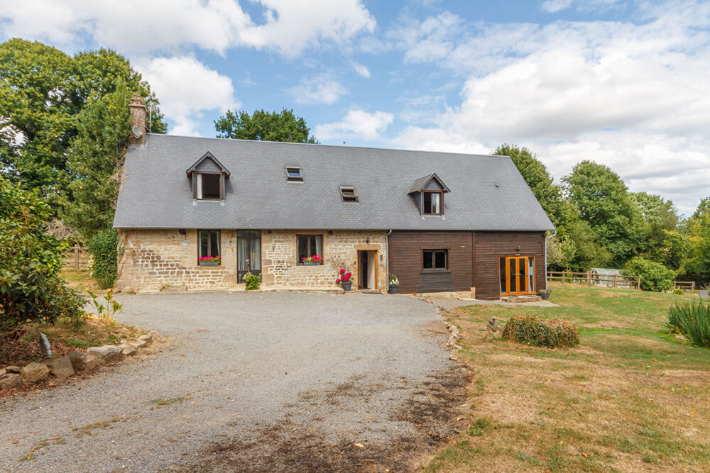 Manche : Maison en pierre de 3 chambres avec studio, écuries et terrain.