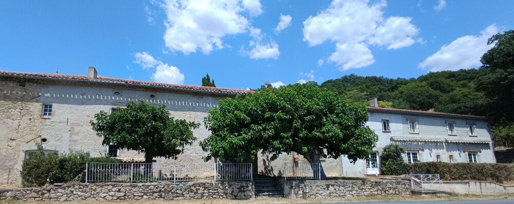 Domaine de 8,7 ha avec habitation, gîte, salle de réception et installations équestres