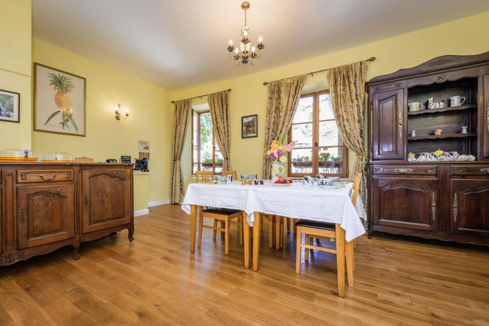 Maison de caractère avec chambres d'hôtes et local commercial au coeur de Ségur-le-Château