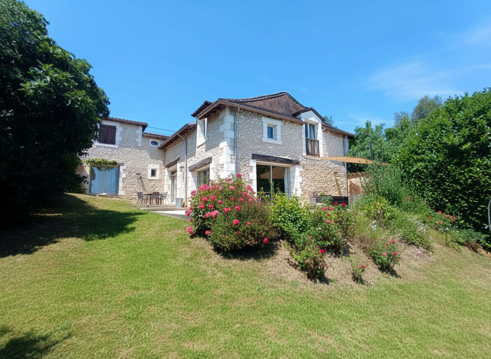 Ancienne grange en pierre d'exception avec vue panoramique, piscine et prestations haut de gamme