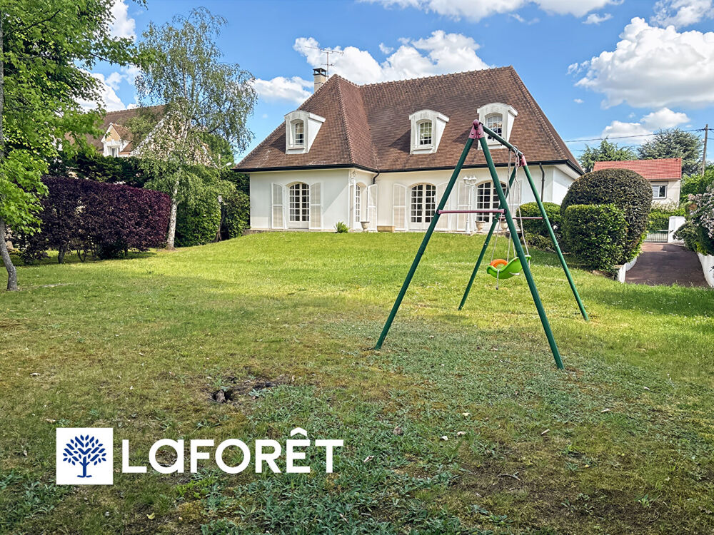 Maison traditionnelle de 8 pièces à vendre à Sainte Geneviève des Bois à moins 10 minute à pied de la gare- Réf 14153