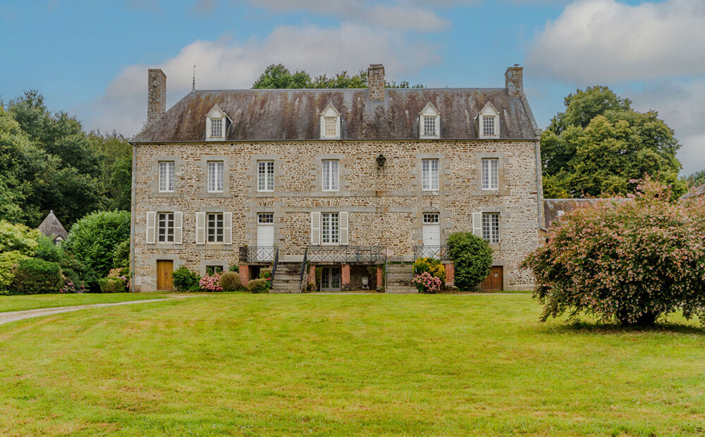 MANCHE: Proches de Saint-Hilaire-du-Harcouët - Magnifique château du XVIII siècle avec dépendances et parc paysager sur 4 hectar