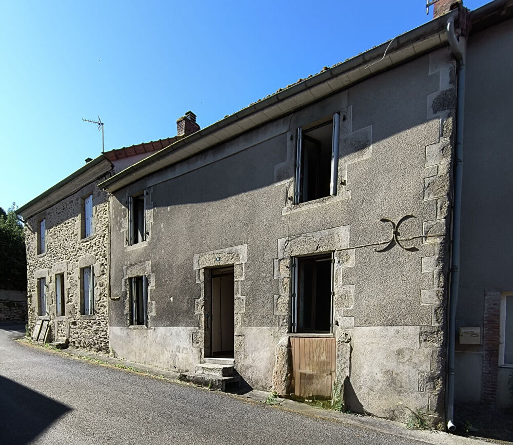 HAUTE-VIENNE - Maison de ville de caractère à rénover, avec grande grange indépendante, située dans un village très prisé.