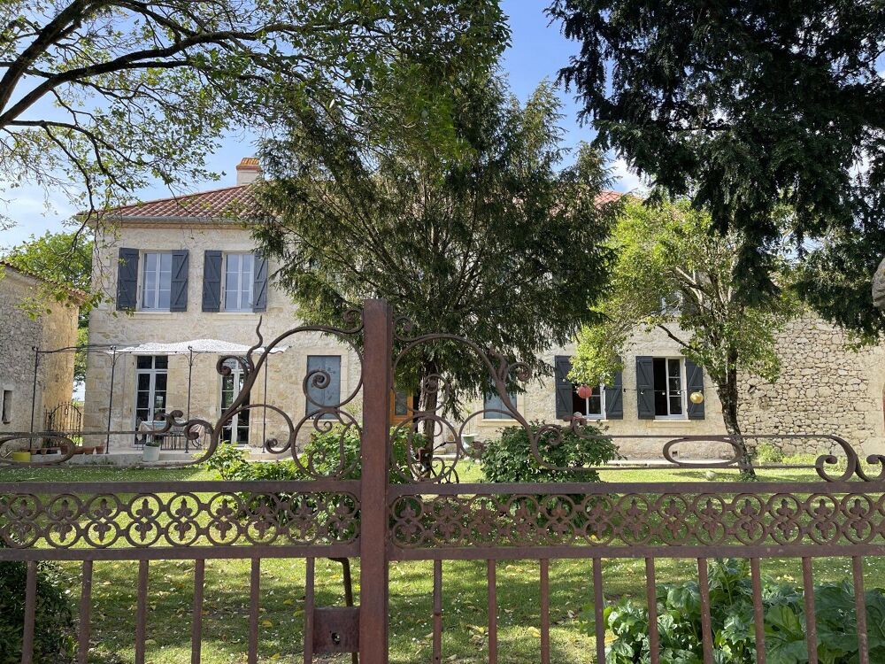 Vente Maison Propriété de caractère rénovée avec piscine, dépendances sur terrain de plus d?un hectare Condom