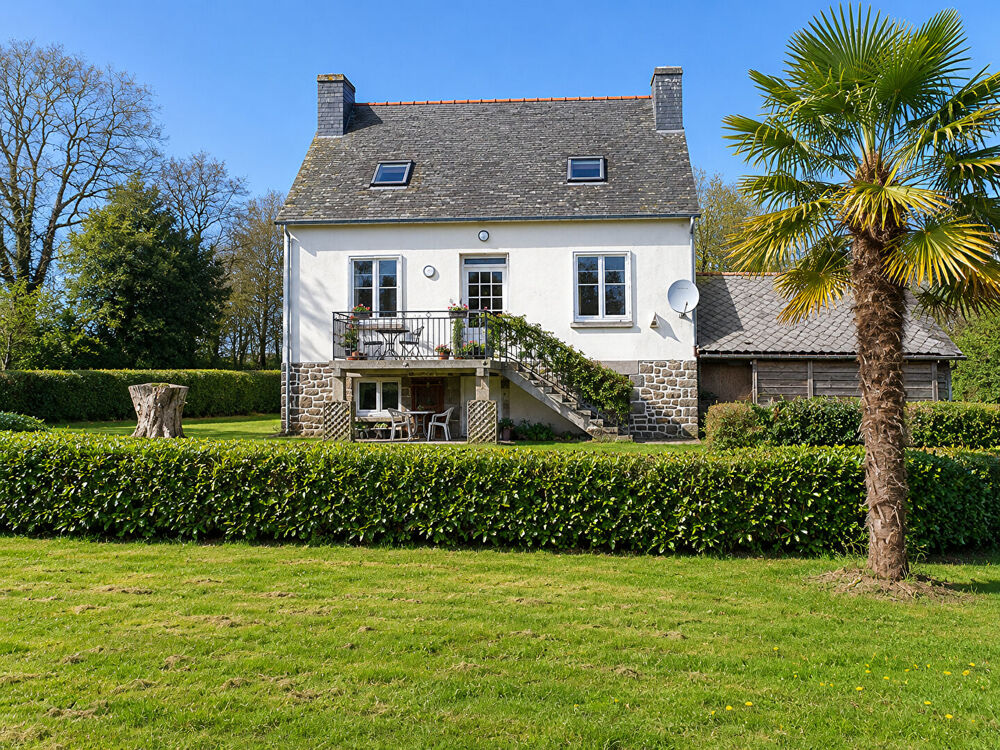CÔTES-D'ARMOR. Maison individuelle de 3 chambres, avec dépendances, avec plus d'un hectare de terrain, près de Plussulien