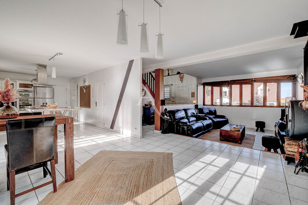 Vente Maison ANNET-SUR-MARNE - MAISON INDIVIDUELLE DE 189 M² AVEC PISCINE CHAUFFÉE ET SOUS-SOL TOTAL Annet sur marne
