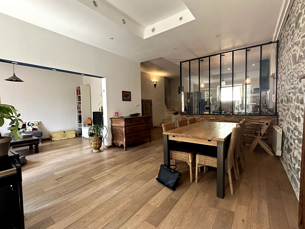 Caveirac Maison en pierres 4 chambres avec cour et parking