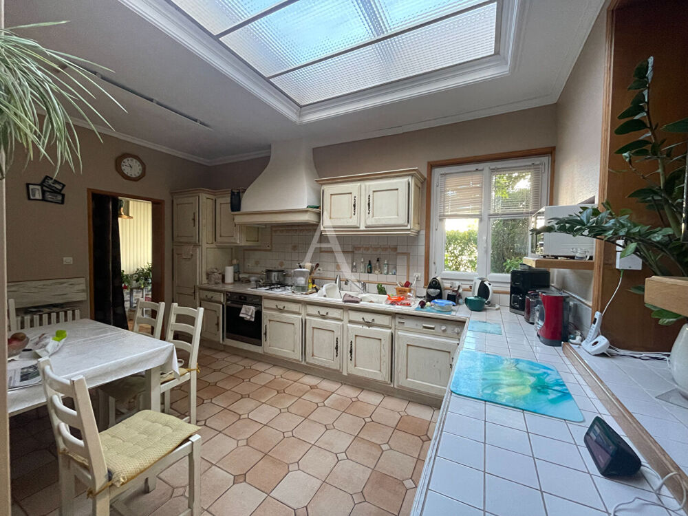 Centre ville de Gournay en Bray maison d'habitation avec un très grand bâtiment